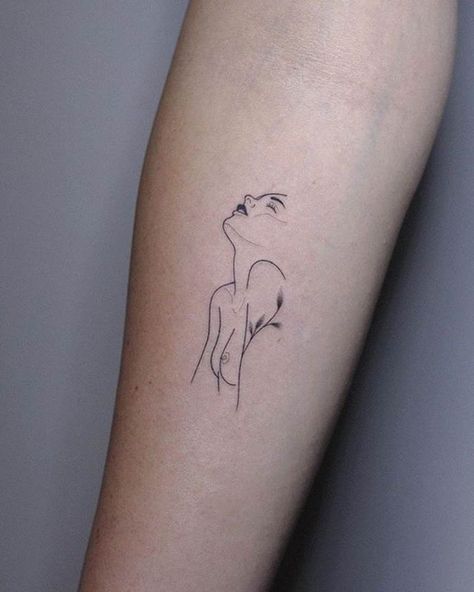 Line tattoo ideas and inspiration for minimalist women and men, according to Instagram. Minimalist Tattoo Meaning, Typography Tattoo, French Tattoo, Tattoo Zeichnungen, Tattoos Geometric, Geniale Tattoos, Disney Tattoo, Instagram Tattoo, Minimalist Women