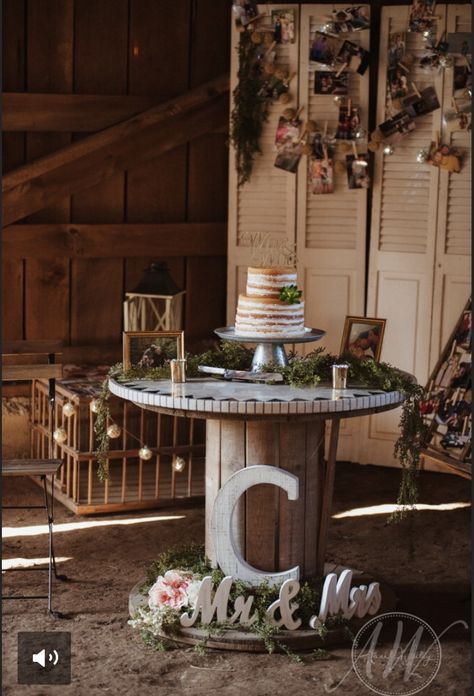 Spool Wedding cake table Rustic Wedding Cake Table Decor, Cable Reel Wedding Ideas, Diy Wedding Cake Table Decor, Wedding Table Decorations Country, Spool Decorations Wedding, Spool Wedding Table, Rustic Cake Table Ideas, Wooden Spool Cake Table Wedding Ideas, Wedding Spool Tables