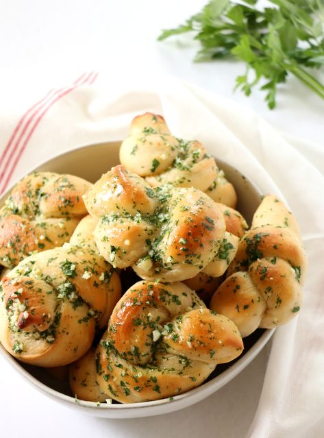 Homemade Garlic Knots, Stomach Rumbling, Garlic Knots Recipe, Garlic Knots, Vegetarian Foods, Savory Bread, Ethnic Food, Breadsticks, Bread Machine