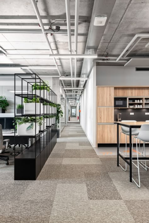 Commercial Office Flooring, Office Space Ideas Business, Biophilic Office, Concrete Office, Industrial Office Design, Open Space Office, Open Ceiling, Modern Office Space, Office Fit Out