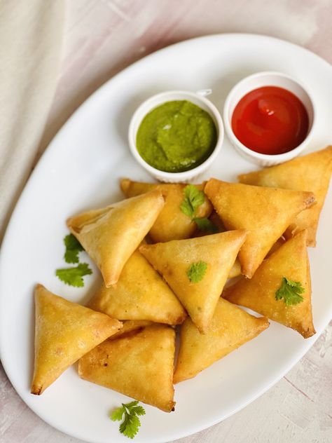 chicken cheese samosa Cheese Samosa, Chicken Samosa Recipes, Karak Tea, Chicken Samosa, Peri Peri Sauce, Spring Roll Wrappers, Samosa Recipe, Iftar Recipes, Quick Appetizers