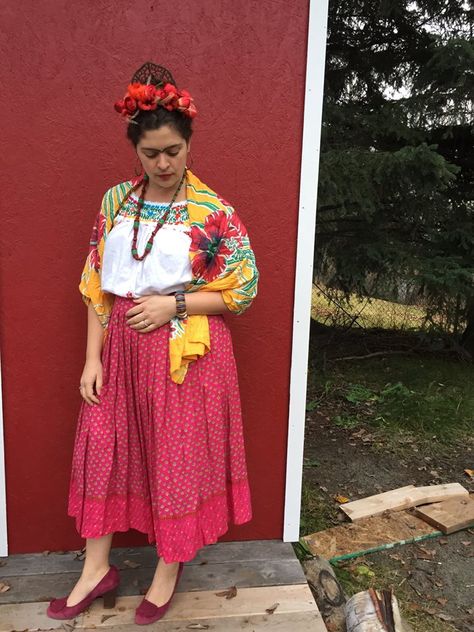 Frida Kahlo Kostüm Diy, Frida Kahlo Outfit Ideas, Frida Kahlo Costume Diy, Frida Khalo Costume, Freida Kahlo Costume, Frida Kahlo Outfit, Mexican Fancy Dress, Fiesta Costume, Freida Kahlo