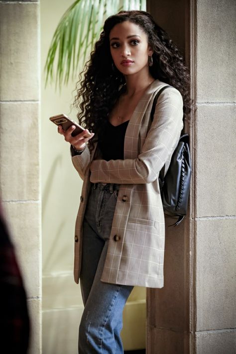 All American Olivia Baker Outfits, Olivia Baker All American Outfits, Olivia Baker Outfits, Wattpad Writing, Bookworm Clothes, Samantha Logan, Olivia Baker, Zendaya Style, Tv Show Outfits