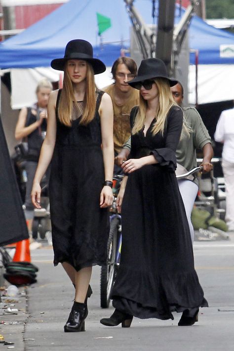 I'm soooo fancy!!!! But you already know!!!!  American Horror Story!!! The are fabulous and terrifying Coven Fashion, Taissa Farmiga, American Horror Story Seasons, American Horror Story Coven, Women In Black, Witch Fashion, Witchy Fashion, Dark Outfits, Looks Black