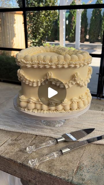 Utah Wedding Cake Artist on Instagram: "Sharing my most used piping tips pt. 2! Let me know if you’re enjoying this series in the comments! What tips do use most often for vintage/lambeth style cakes? #utahcake #utahcakes #utahcakeartist #utahweddingcakes #utahweddingcake #utahweddingcakeartist" Wedding Cake Piping Designs, Lambeth Wedding Cake, Wedding Cake Piping, Cake Piping Designs, Lambeth Cake, Bolo Vintage, Buttercream Cake Designs, Cupcakes Wedding, Cake Piping