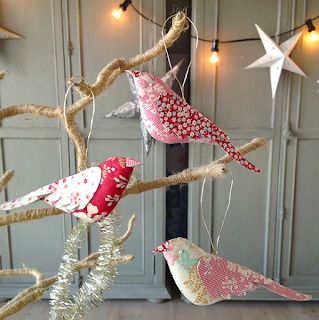 Quilt Inspiration: Free pattern day! Christmas ornaments Christmas Birds, Bird Christmas Ornaments, Bird Crafts, Christmas Bird, Navidad Diy, Bird Ornaments, Fabric Birds, Christmas Sewing, Bird Patterns