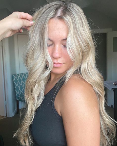 No Root Blonde Hair, Blonde Root Touch Up Highlights, Blonde Root Touch Up, Blonde Hair With Root Tap, Brown To Blonde Hair Before And After, Blonde Highlights With Shadow Root, Blonde Highlights With Root Smudge, Highlights On Long Hair, Root Tap Blonde