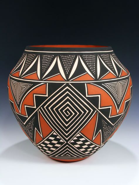 Ceramic Painting Ideas, Pottery Painting Ideas, African Pottery, Native Pottery, Africa Art Design, American Indian Pottery, Indian Pottery, Pueblo Pottery, Pottery Painting Designs