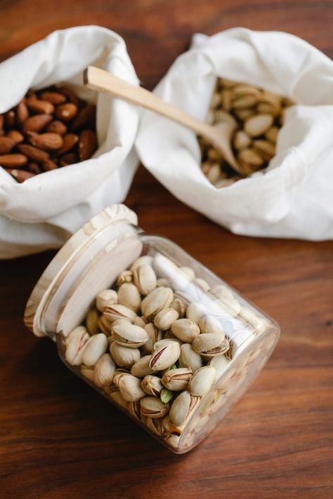 Pistachio Benefits, High Protein Diet Recipes, Very Low Calorie Diet, Protein Diet Plan, Eating Bananas, Packaged Snacks, Protein Bites, High Protein Vegan, Protein Rich Foods