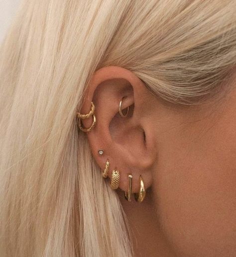 Ušný Piercing, Minimalist Ear Piercings, Ear Peircings, Types Of Ear Piercings, Cool Ear Piercings, Pretty Ear Piercings, Cute Ear Piercings, Glamour Uk, Cute Piercings