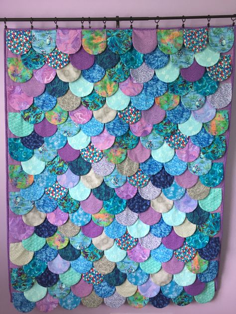 Mermaid quilt Mermaid Quilt Ideas, Mermaid Quilt Pattern, Dollhouse Quilt, Mermaid Quilt, Moss Rug, Puff Quilt, Textiles Projects, Baby Mermaid, Handmade Charms