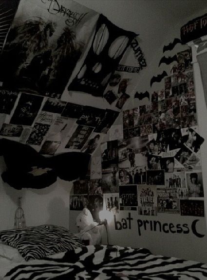 i like dis Punk Rock Bedroom, Styl Emo, Emo Bedroom, Rock Bedroom, Gothic Bedroom Ideas, Grunge Ideas, Emo Room, Punk Room, Room Decor For Teens