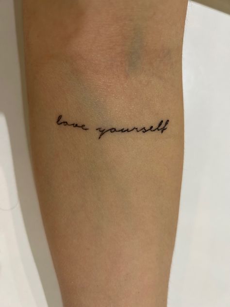 Tattoo Designs Love Yourself, Love Urself Tattoo, Selflove Tattoo Words, Love Yourself Tatuaje, Love Yourself Tattoos For Women, Be Yourself Tattoo, Arm Writing Tattoo, Tattoo Love Yourself, Loved Tattoo