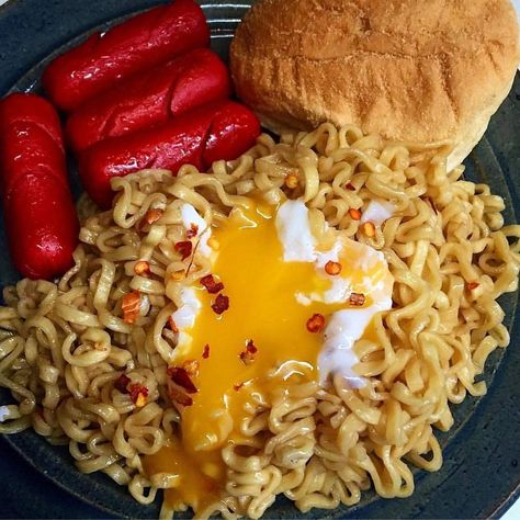 Pilipino Food Breakfast, Filipino Breakfast Ideas Philippines, Pancit Canton Aesthetic, Pancit Canton With Egg, Food Business Ideas Philippines, Aesthetic Noodles, Pinoy Breakfast, Silog Meals, Salt Bread