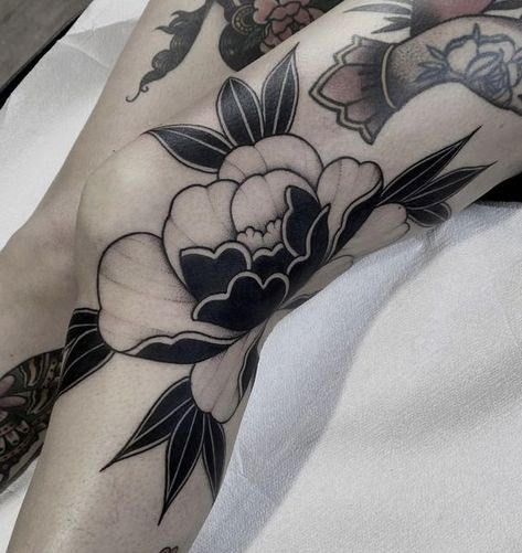 Side Knee Tattoo, Traditional Tattoo Cover Up, Black Flowers Tattoo, Black And Grey Tattoos For Men, Black And Grey Tattoos Sleeve, Traditional Tattoo Flowers, Japanese Flower Tattoo, Explore Tattoo, Hip Tattoos Women