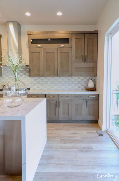 Kitchen With Wooden Cabinets, Natural Wood Kitchen, New Kitchen Cabinets, Classic Kitchen, Modern Farmhouse Kitchens, Wooden Cabinets, Kitchen Cabinetry, Trendy Kitchen, Counter Tops