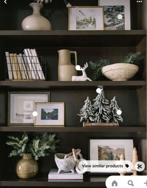 Shelf Decoration Living Room, Decorate Office Bookshelf, Decorate Shelf For Christmas, Xmas Shelf Decorations, Bookshelf Styling Christmas, Living Room Shelf Christmas Decor, Shelf Styling Christmas, Christmas Bookcase Styling, Cabin Shelf Decor Ideas