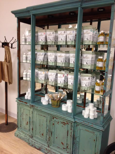 Gift Shop Store Fronts, Store Shelf Display Ideas, Vintage Retail Display Ideas, Farmhouse Retail Store, Apothecary Shop Ideas, Paint Display Ideas Retail, Boho Shop Interior, Country Store Display Ideas, Diy Store Display