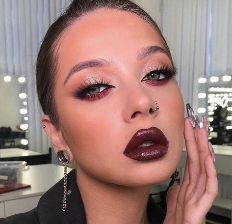 Bordo Makeup, Seductive Makeup Looks, Wine Makeup, Maquillaje Smokey Eyes, Burgundy Makeup Look, Holiday Eye Makeup, Seductive Makeup, Burgundy Makeup, Ball Makeup