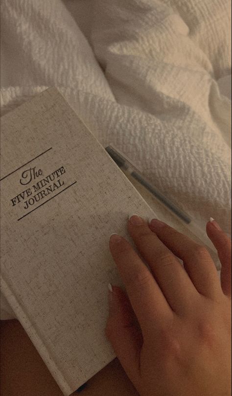 Aesthetic Bedtime Routine, Night Journaling Aesthetic, Sleep Routine Aesthetic, Early Bedtime Aesthetic, Bedtime Routine Aesthetic, Good Sleep Aesthetic, Bedtime Journaling, Glowup Plan, Night Time Routine Aesthetic