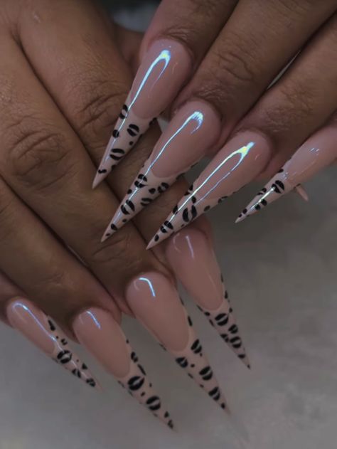 Nude Stilleto Nail Ideas, Long Stiletto French Tip Nails, Stilleto Nails French Tip With Rhinestones, Stilleto Nail Ideas, Neutral Stilleto Nails Designs, Long Pointy Acrylic Nails Stilettos, Stilleto Nails 2024, Steletoes Nails French Tip, Baddie Stiletto Nails