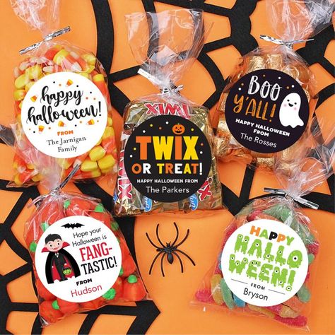 Halloween Give Aways Ideas, Farm Party Foods, Cute Halloween Gifts, Kid Halloween, Dulces Halloween, Candy Grams, Halloween Decorations For Kids, Halloween Party Snacks, Kid Friendly Halloween