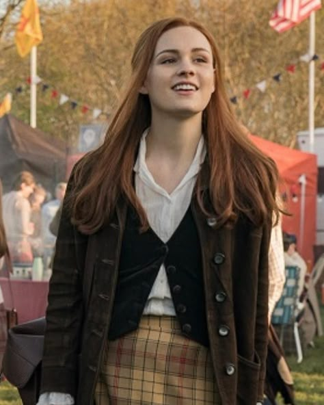 One more month! 😭 #sophieskelton #briannarandall #outlander Sophie Skelton Outlander, Sophie Skelton, Lily Evans Potter, Weasley Aesthetic, Best Friends Brother, Lily Potter, Princess Alice, Lily Evans, Harry Potter Cast