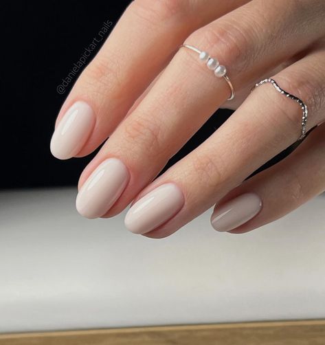 Neutral Nails Engagement Photos, Minimal Wedding Nails, Nude Round Nails, Neutral Bridal Nails, Gentle Nails, Neutral Wedding Nails, Nails Cream, Natural Nails Manicure, Engagement Nails