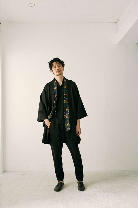 Samurai Fashion Men, Kimono Jacket Outfit, Haori Men, Japan Style Outfits, Kimono Street Style, Japan Men Fashion, Japanese Mens Fashion, Modern Kimono, Male Kimono