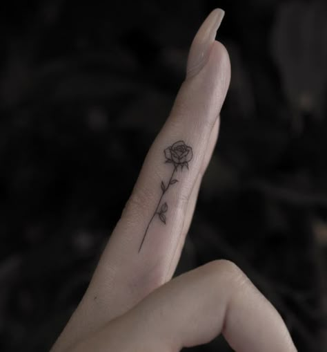 A Finger Tattoo, Flower Finger Tattoos, Finger Rose Tattoo, Mother Tattoos For Children, Stunning Tattoos, Tato Minimal, Tiny Wrist Tattoos, Henna Inspired Tattoos, Small Finger Tattoos