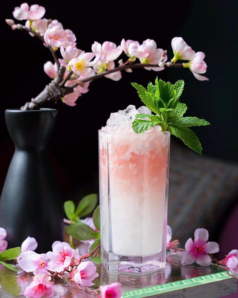 Matthias Soberon || Cocktails on Instagram: “COCONUT SAKURA SOUR - 60ml/2oz Roku Gin (gifted) - 25ml/0.75+oz Lemon Juice - 15ml/0.5oz Homemade Cream of Coconut - 10ml/0.33oz Simple…” Roku Gin, Drink Styling, Refreshing Drinks Alcohol, Cocktail Inspiration, Cream Of Coconut, Bartender Drinks, Cocktail Shots, Gin Recipes, Cocktail Photos