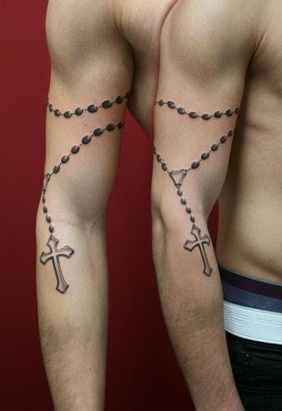 Rosary Tattoo Arm, Rosary Tattoos, Rosary Bead Tattoo, Catholic Tattoos, Tatuagem Masculina Pequena, Rosary Tattoo, Bible Verse Tattoos, Chain Tattoo, Verse Tattoos