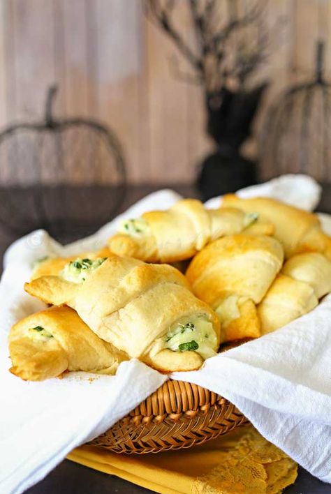 These Cheesy Spinach Crescents are an easy snack to serve for holidays. Light & fluffy crescent rolls loaded with melted cheese & spinach are delicious. Spinach Croissant, Homemade Appetizer, Crescent Recipes, Cheesy Spinach, Crescent Roll Recipes, Dinner Rolls Recipe, Dinner Side Dishes, Spinach Recipes, Football Food