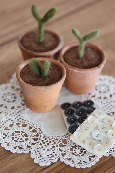 these look like felted potted plants...no description Diy Felt Plants, Needle Felted Plants Diy, Felt Potted Plant, Felted Succulents, Needle Felting Plants, Needle Felted Terrarium, Felt Succulents, Wool Animals, Felting Ideas