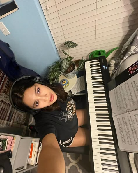 Playing The Keyboard Aesthetic, Poses With Piano, Keyboard Instrument Aesthetic, Playing Keyboard Aesthetic, Piano Pic, Play Piano Aesthetic, Learning Piano Aesthetic, Pose With Piano, Piano Player Aesthetic