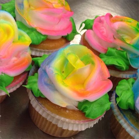 Airbrush Cupcakes, Airbrush Cake, Cupcakes Pink, Pink Desserts, Rose Cupcakes, Floral Birthday, Bath And Body Care, Food Decoration, Birthday Cupcakes