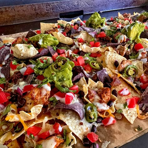 Loaded Nachos – Blackstone Products Blackstone Nachos Supreme, Nachos On The Blackstone, Nachos Blackstone, Blackstone Nachos Recipe, Flatrock Recipes, Nachos On Blackstone Griddle, Blackstone Nachos, Blackstone Cooking, Beach Recipes