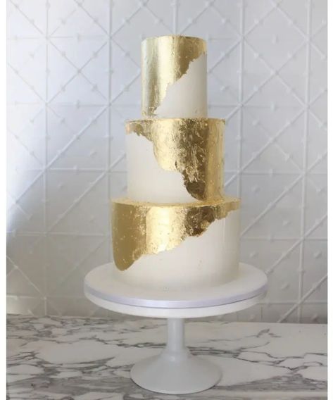 Gold Wedding Cake Designs, Birthday Bunco, Wedding Cake Gold Leaf, Gold Wedding Cakes, Gold Cakes, Gold And White Cake, Diy Gold Leaf, Wedding Cake Designs Simple, Gold Leaf Cakes