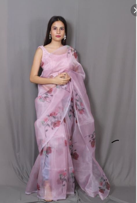 Flower Saree, Print Blouse Design, India Traditional Dress, Black Cotton Saree, Daily Wear Sarees, Silk Kurti Designs, Sarees For Girls, Modern Saree, Indian Silk Sarees