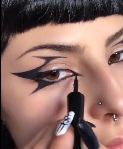 Eyeliner Inspo Goth, Graphic Eyeliner Ideas Goth, Goth Eyeliner Designs, Alt Graphic Liner, Alt Liner, Goth Liner, Goth Makeup Eyeliner, Graphic Eyeliner Goth, Goth Graphic Liner