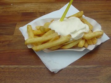 pom fritz and mayo but different mayo Belgian Fries, Denmark Food, Belgium Food, Miracle Whip, Corn Dog, Dutch Recipes, Food Goals, Food Trucks, French Fries