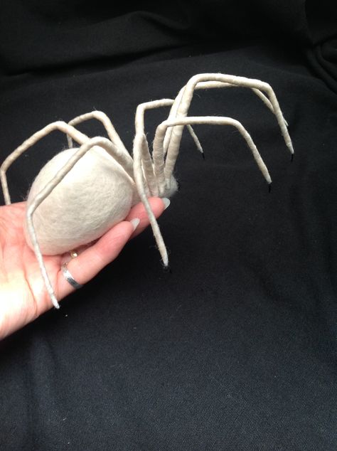 Paper Mache Ideas Easy, Paper Mache Spider, Paper Mache Spider Diy, Spooky Sculpture, Needle Felted Spider, Clay Spider, Felt Spider, Felted Spider, Needle Felt Spider