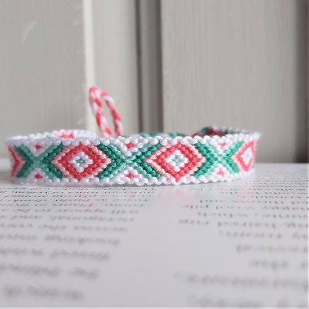 Friendship Bracelets Chevron Pattern, Cute Summer Friendship Bracelet Patterns, Cute String Bracelet Ideas, String Bracelets Ideas, Casual Orange Summer Friendship Bracelets, Cute Chevron Bracelet Colors, Simple Bracelet Patterns, Casual Colorful Beach Friendship Bracelets, Bracelet Bresilien Pattern