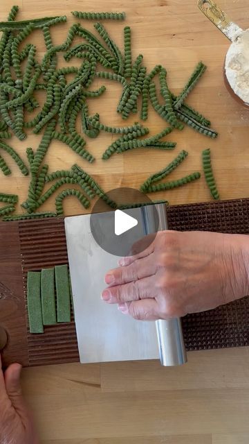 Gnocchi Board, Pastry Dough Recipe, Louis Prima, Beautiful Shapes, Pasta Sauces, Spinach Pasta, Pasta Fresca, Pasta Noodles, Italian Cooking