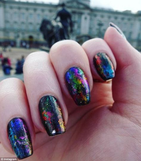 A hand full of colors: Coldplay's A Head Full of Dreams concert features rainbow confetti ... Coldplay Inspired Nails, Coldplay Concert Nails, Coldplay Nail Art, Coldplay Nails Design, Coldplay Nails, Coldplay Show, Coldplay Concert, Concert Nails, Cute Nail Colors