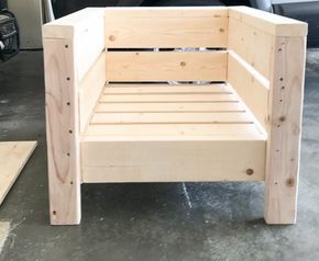 Easy to follow plans to build these beautiful DIY modern outdoor chairs. Great for your patio and deck! Modern Outdoor Chairs, Teak Lounge Chair, Outdoor Furniture Plans, Pallet Furniture Outdoor, Diy Chair, Diy Patio Furniture, Diy Patio, Diy Outdoor Furniture, Modern Outdoor