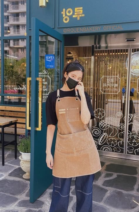 Korean Cafe Uniform, Apron Uniform Ideas, Bakery Worker Outfit, Cafe Worker Outfit Coffee Shop, Pastry Chef Aesthetic Outfit, Coffee Shop Uniform Aesthetic, Cafe Apron Aesthetic, Coffee Shop Worker Outfit, Coffee Barista Outfit