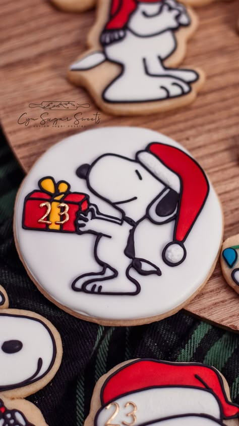 Snoopy Christmas custom sugar cookies Snoopy Cookies, Custom Sugar Cookies, Christmas Snoopy, Snoopy Birthday, Cookies Sugar, Sugar Cookie Royal Icing, Peanuts Christmas, Christmas Custom, Christmas Cookies Decorated