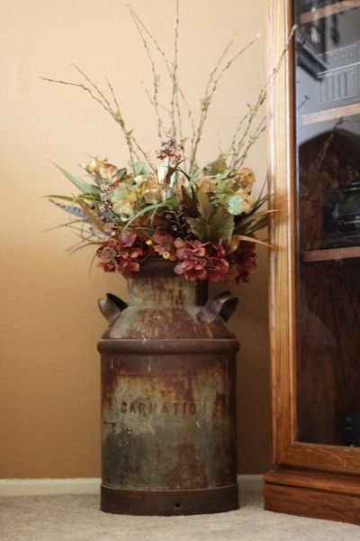 Milk Can Vase- Beautiful decor always gives you motivation to clean!!!!! Country Western Decor, Old Milk Cans, Deco Champetre, Decor Western, Interior Vintage, Western Homes, Milk Cans, Western Home Decor, Antique Decor