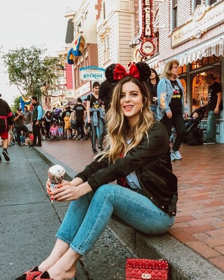 @xoxohannahread Disney Poses, Disneyland Photography, Disney Outfits Women, Disneyland Photos, Disney Photo Ideas, Disney World Pictures, Disney Paris, Disney World Outfits, Disneyland Pictures